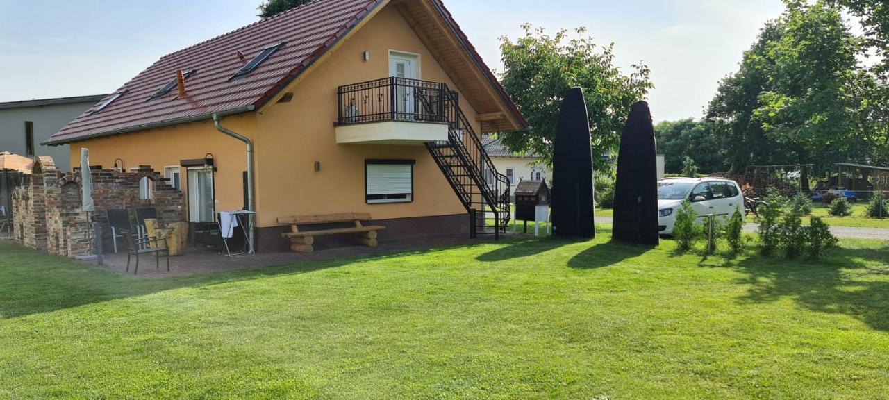 Ferienwohnung Am Muehlstein 뤼벤 외부 사진