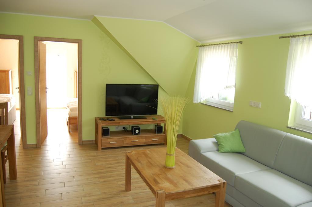 Ferienwohnung Am Muehlstein 뤼벤 객실 사진